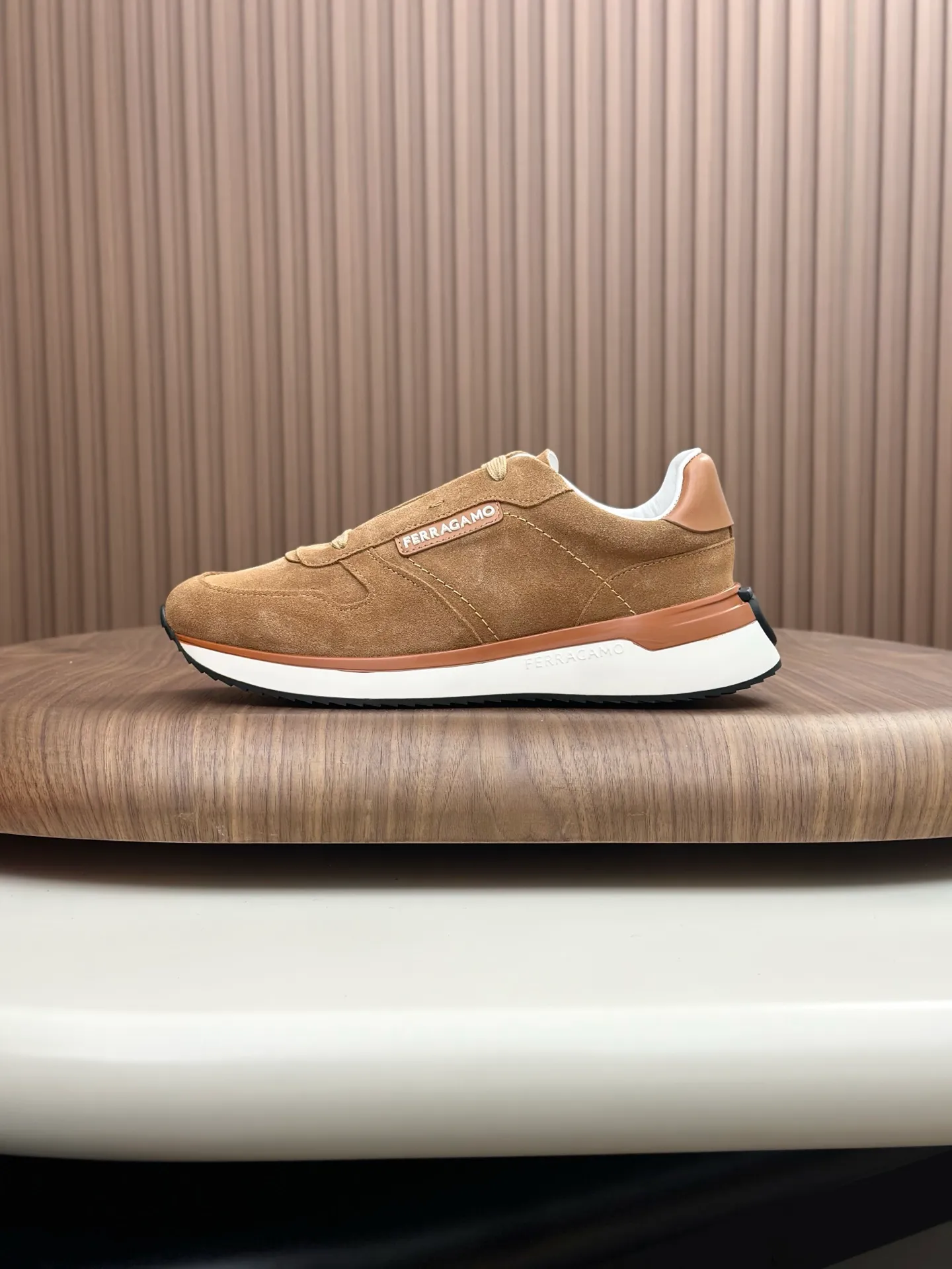 [Ferragamo] Top P: 820💰 Number of yards: 39~44 (38.45 custom-made, non-refundable) Top purchasing agent 🇮🇹 Ferragamo men's casual shoes series, the counter sells the original configuration at the same time, Italian imported cowhide fabric, high-quality splicing technology, imported water-dyed cow lining , Soles: Original foam soles are specially provided by the original factory, and the original factory follows the order. 🔍High quality can be entered and exited the counter at will. Welcome to compare and synchronize with the counter.